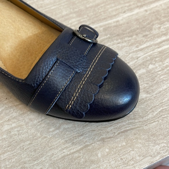 SOFTSPOTS NWOT Women’s Size 8.5 Navy Leather Low Heel Buckle Loafer Soft - Picture 3 of 12